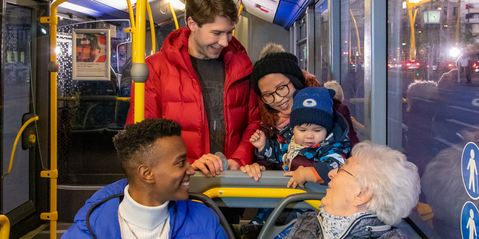 Kampagne 2019 fröhliche Menschen im Bus