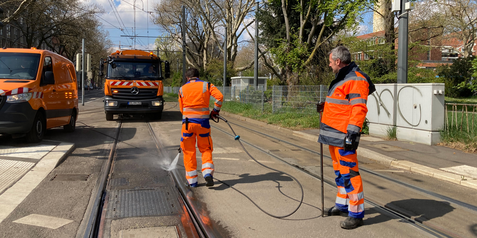 rnv-Mitarbeiter und Reinigungsfahrzeuge reinigen die Gleise