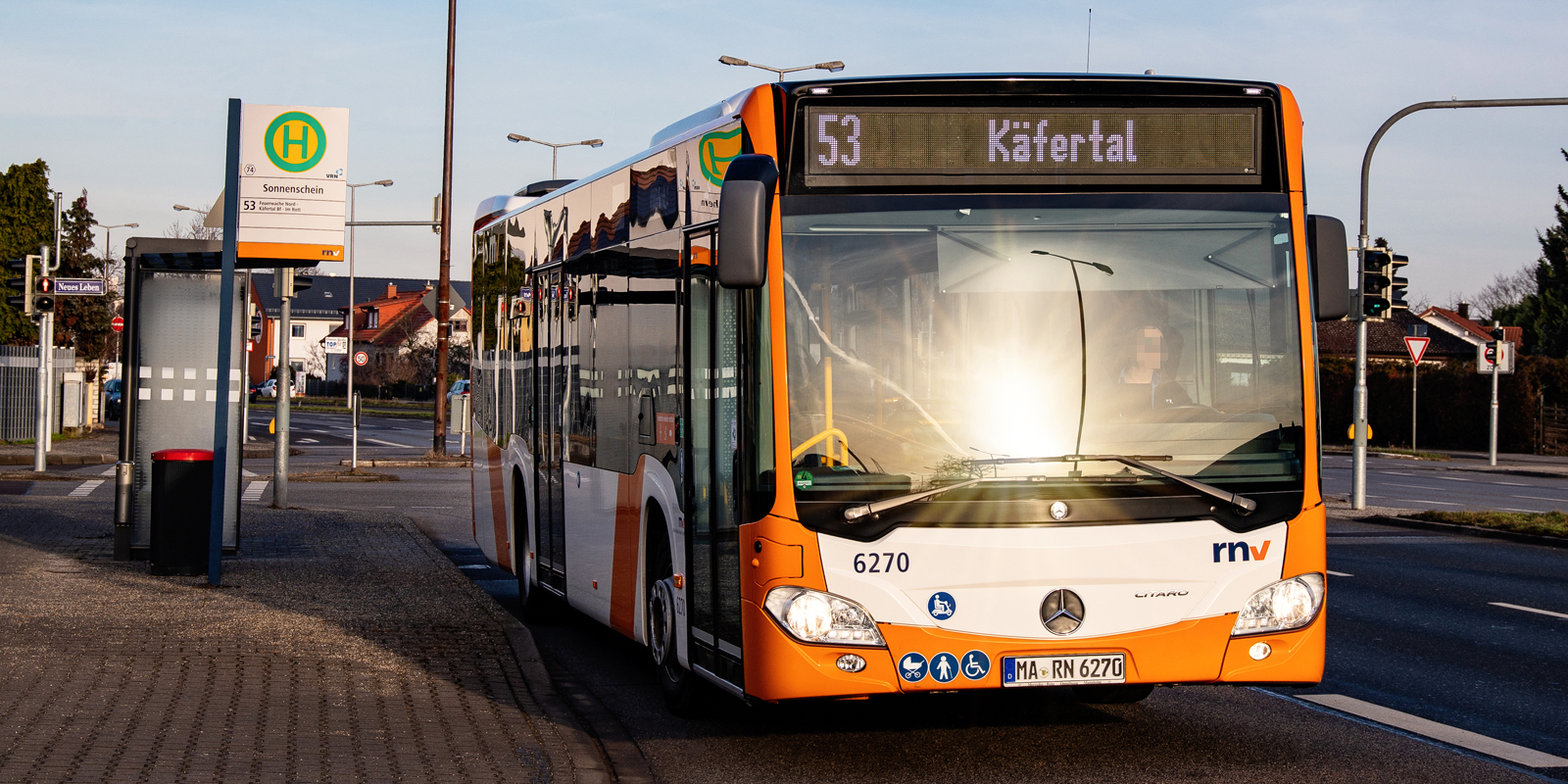 Bus der rnv an der Haltestelle Sonnenschein in Mannheim