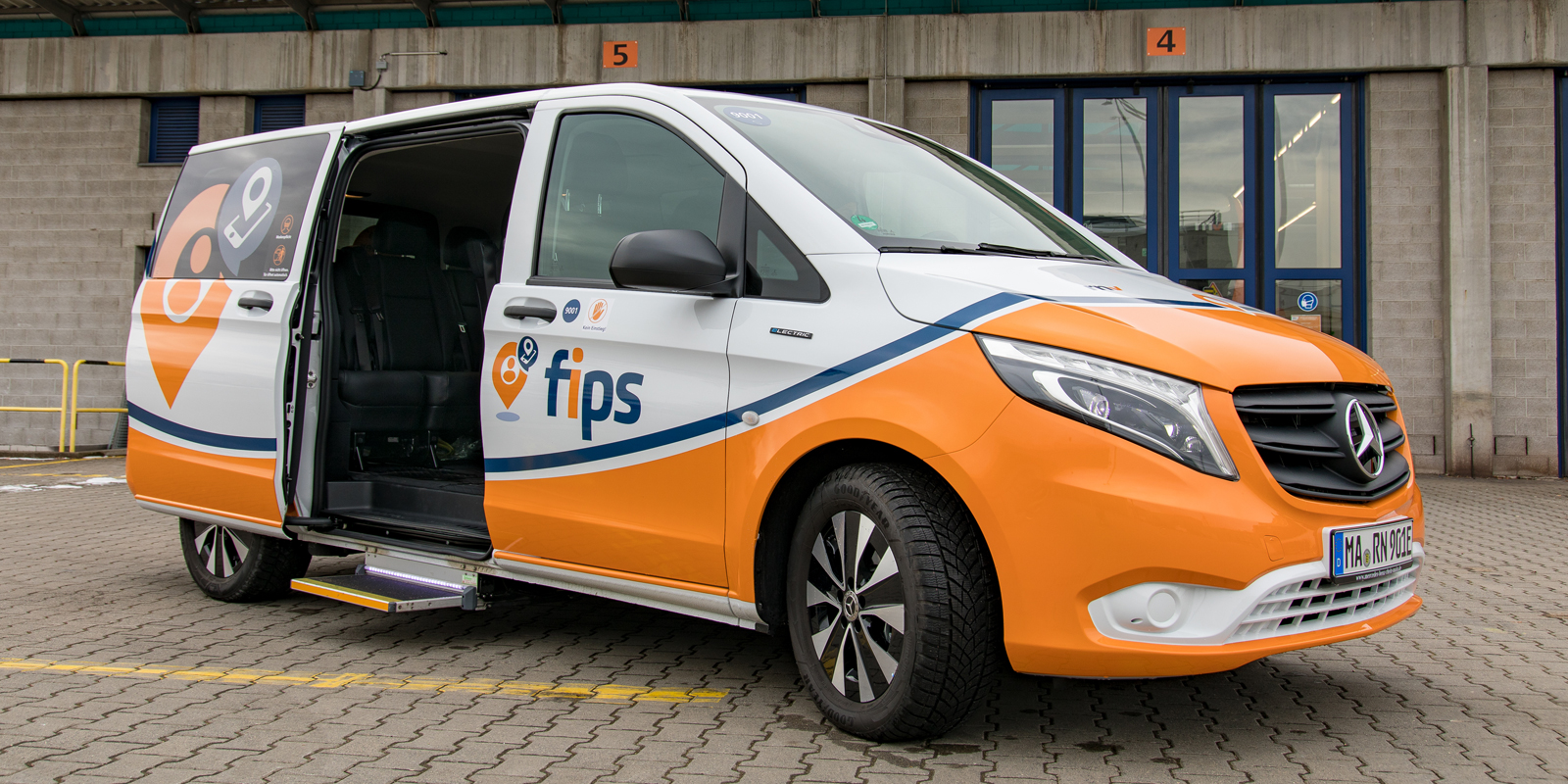 fips-Fahrzeug mit geöffneter Tür zum Fahrgastraum