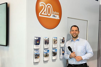 Podcast-Moderator Jens Schneider auf dem Maimarkt mit Mikrofon