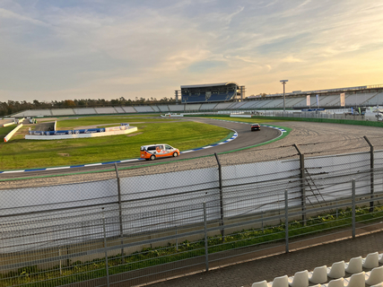 Der fips der rnv, ein Mercedes eVito, bei der ADAC 18h-e-competition auf dem Hockenheimring.