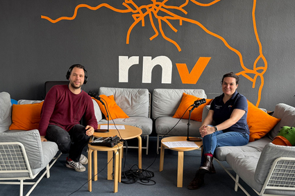 Podcast-Moderator Jens Schneider im Gespräch mit Podcastteilnehmerin Bianca Mössner