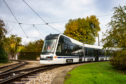 Die erste RNT dreht ihre erste Runde über den rnv-Betriebshof in Ludwigshafen