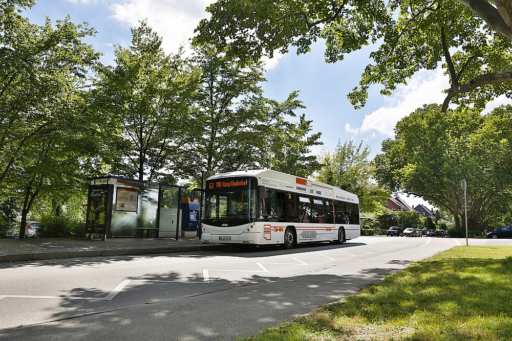 Archivfoto: Ein PRIMOVE-Bus an der Haltestelle Pfalzplatz. Das Projekt sollte per Induktionsladung an den Haltestellen die Reichweite von elektrisch angetriebenen Bussen vergrößern.