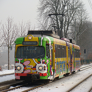 Einer der beiden Gt8-Triebwagen, die von dem Künstler Carsten Kruse bunt gestaltet wurde am Haltepunkt Fernmeldeturm in Mannheim