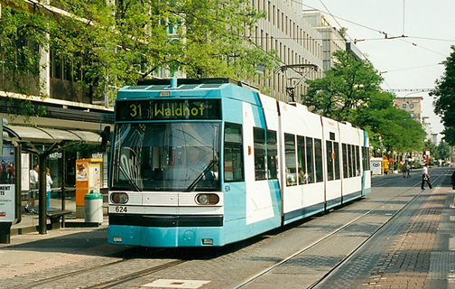 Eine türkisene Straßenbahn steht am Paradeplatz in den 90er Jahren. Von Hochbahnsteigen fehlt noch jede Spur.