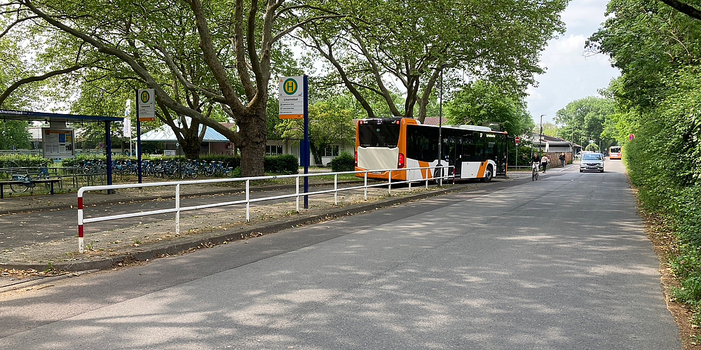 rnv-Bus an der Haltestelle Schwimmbad in Heidelberg