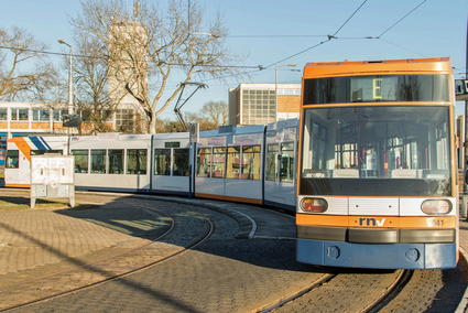 Rückansicht rnv-Bahn mit Beschriftung "E" im Linienfeld