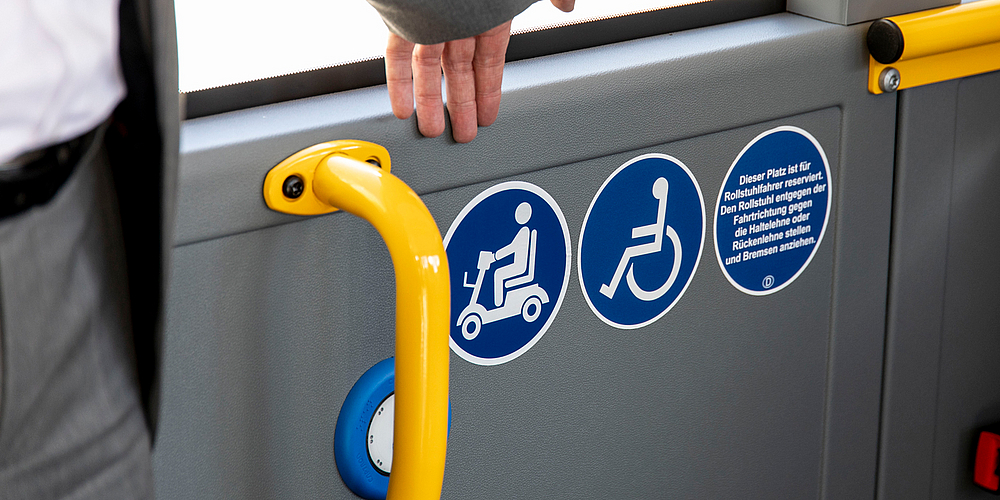 Bereich für Rollstuhlfahrer im Bus