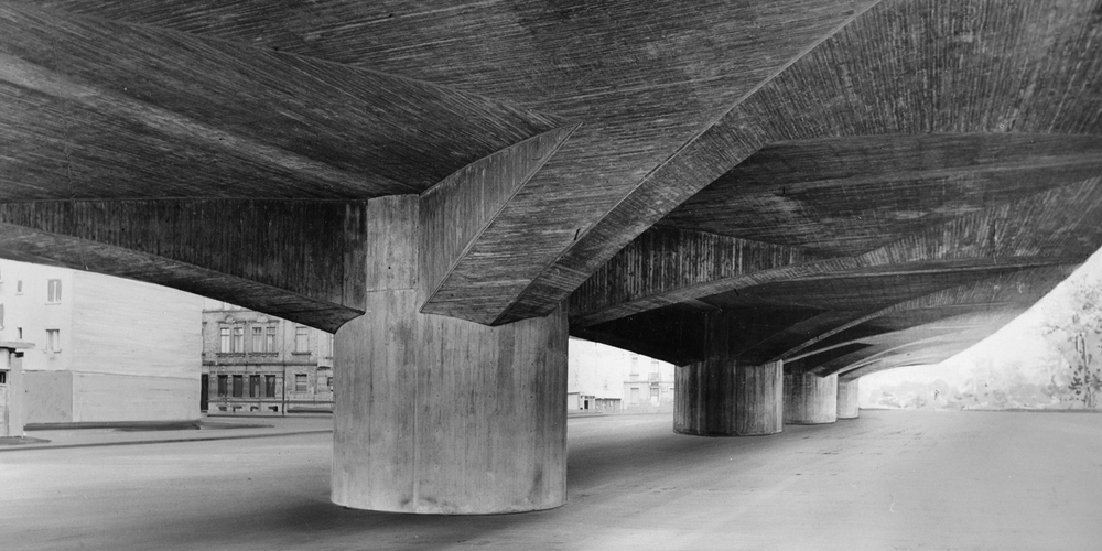 Pilzförmigen Betonstützen der Hochstraße Pilzförmigen Betonstützen der Hochstraße