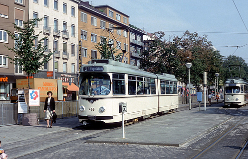 Die DÜWAG-Straßenbahn 455 im Jahr 1984 im Einsatz als Linie 2 nach Vogelstang an der Haltestelle Kunsthalle