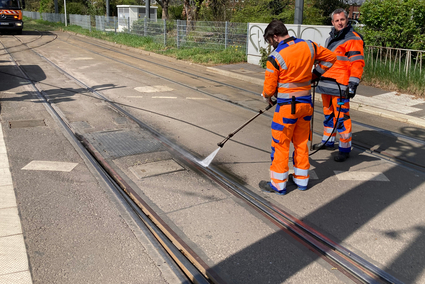 Mitarbeiter der rnv bei der Gleisreinigung