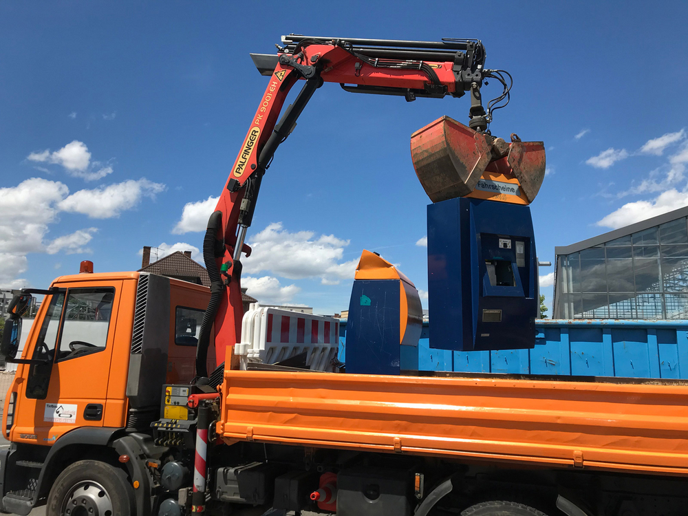 Entsorgung alter Fahrausweisautomaten Abtransport der alten ausgedienten Fahrausweisautomaten