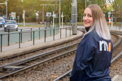 Esther Heitkamp an rnv Haltestelle