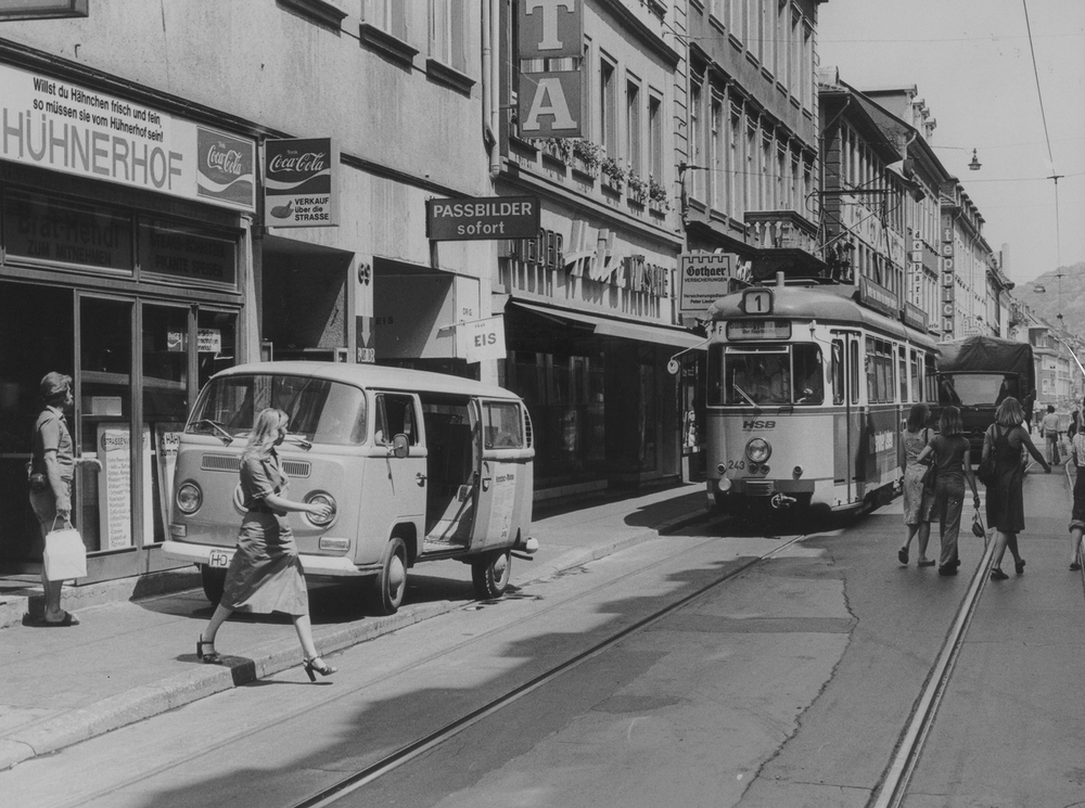 Historisches Bild einer Straßenbahn in Schwarz-Weiß: Heidelberg Hauptstraße 1975