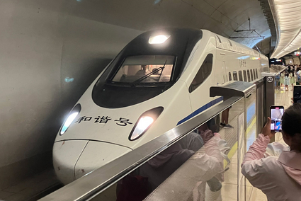 Zug in der Qinghe-Railway-Station in China