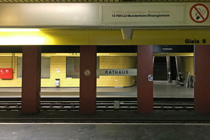 Im Tunnel unter dem Rathauscenter