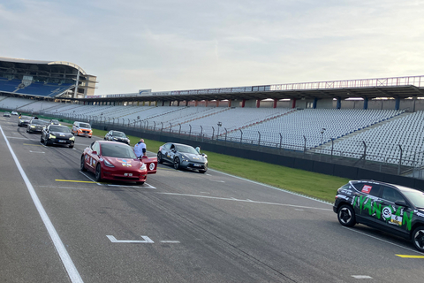 Der fips der rnv, ein Mercedes eVito, in der Startaufstellung zur ADAC 18h-e-competition auf dem Hockenheimring.