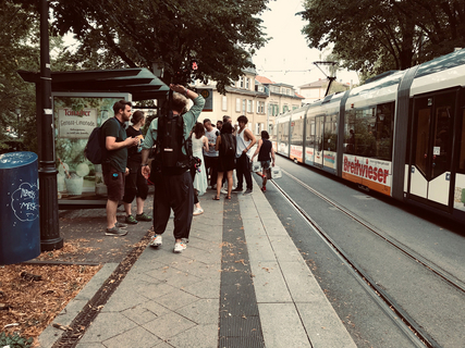 Szenendreh an der Haltestelle