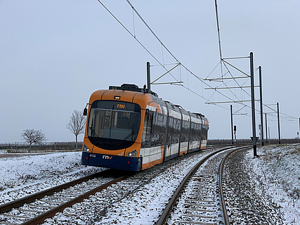 rnv-Bahn auf der RHB-Strecke im Winter 2021