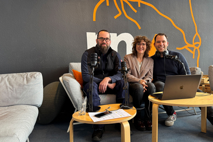 Podcast-Moderator Jens Schneider im Gespräch mit Podcastteilnehmerin Sandra Hellwig-Wehrmann und Podcastteilnehmer Marco Vaith