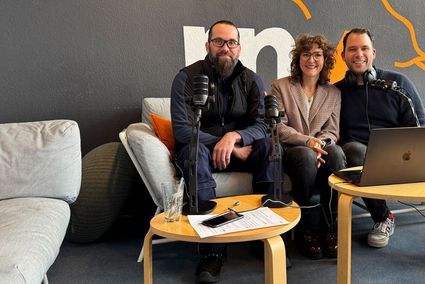 Podcast-Moderator Jens Schneider im Gespräch mit Podcastteilnehmerin Sandra Hellwig-Wehrmann und Podcastteilnehmer Marco Vaith