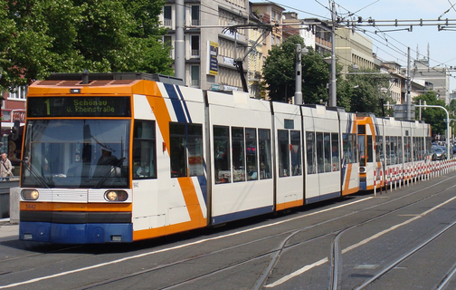 Zwei zusammengekuppelte Straßenbahnen stehen an der alten Haltestelle Mannheim Hauptbahnhof.