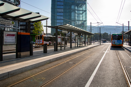 Haltestelle Hauptbahnhof Heidelberg mit Fahrplanaushängen