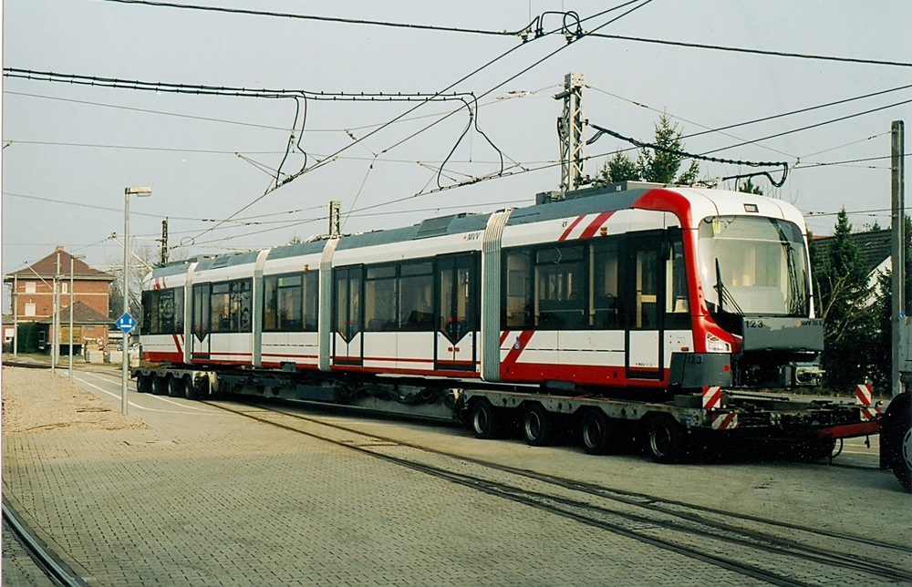Eine rot-graue Variobahn steht auf dem Tieflader in Edingen.