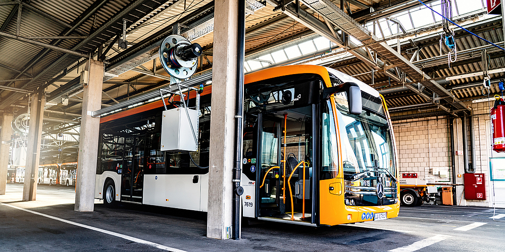 E-Bus an einer neuen Ladestation im Betriebshof der rnv in Ludwigshafen