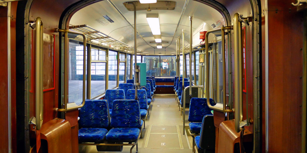 Alte Straßenbahn von innen
