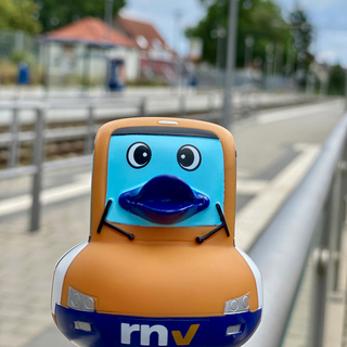 Marie-Luise an der Haltestelle Deutscher Hof