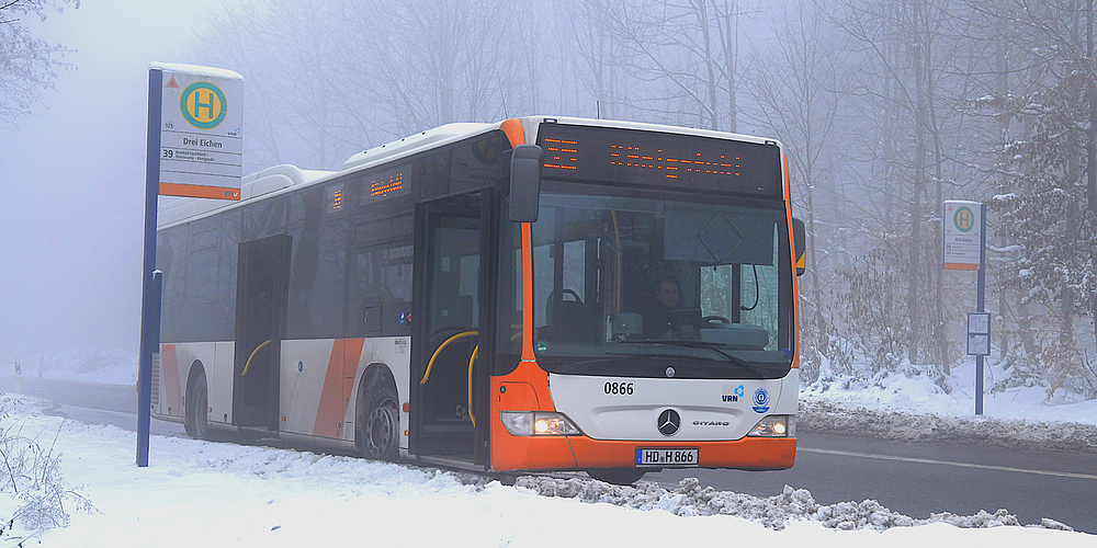 rnv Bus hält an verschneiter Haltestelle