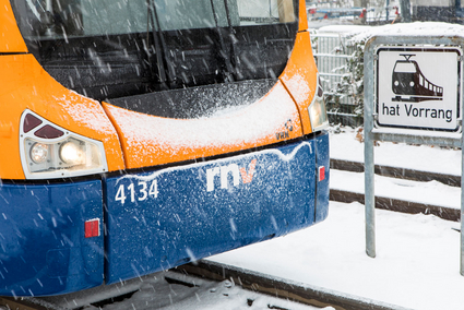 Verschneite rnv Straßenbahn