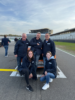 Das rnv-Racing-Team vor dem fips, ein Mercedes eVito, in der Startaufstellung zur ADAC 18h-e-competition auf dem Hockenheimring.