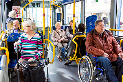 Menschen mit Behinderung sitzen in einem Bus.