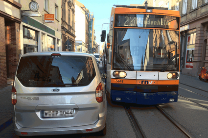 Fahrwegversperrung für die Straßenbahn durch Falschparker