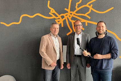 Moderator Jens Schneider (rechts) spricht mit den beiden Geschäftsführern der rnv, Christian Volz (mitte) und Martin in der Beek (links), über das diesjährige Jubiläum und die Zukunft der rnv.