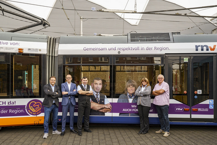 Dr. Volker Proffen (Bürgermeister und Sicherheitsdezernent Stadt Mannheim), Christian Volz (Kaufmännischer Geschäftsführer rnv) und Stephan Fuhrmann (Betriebsratsvorsitzender rnv) mit zwei Models der Respekt-Kampagne, die beide im Fahrdienst der rnv arbeiten.
