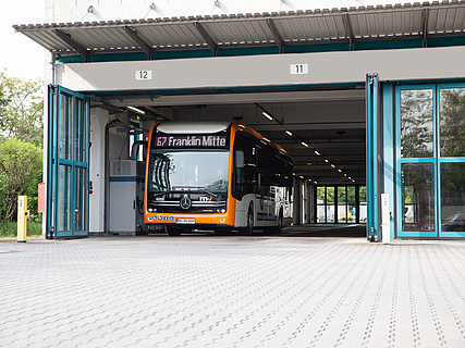 E-Bus an der Ladestation auf dem Betriebshof der rnv in Mannheim