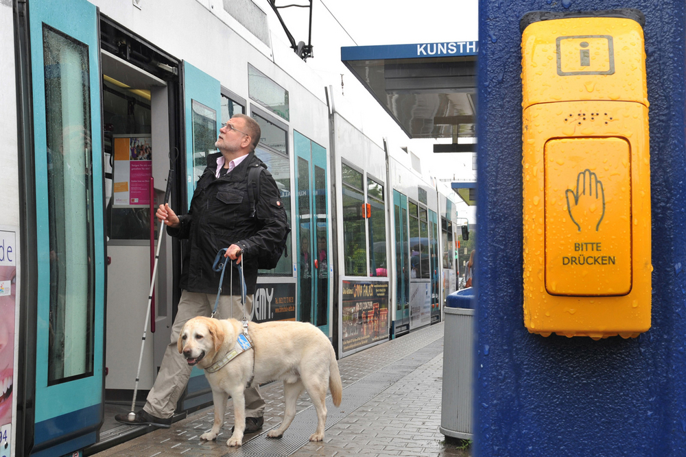 Hilfestellungen für sehbehinderte Fahrgäste Sehbehinderter Fahrgast steigt in Bahn
