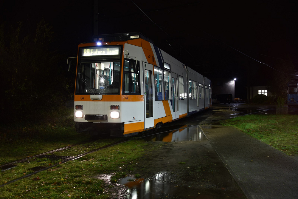 Eine Straßenbahn fährt nachts auf einer Testfahrt durch Schöneiche.
