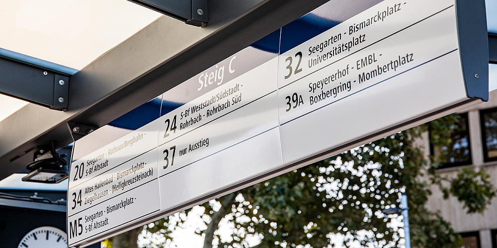 Haltestellenschild mit Linienzielangaben in Heidelberg am Hauptbahnhof