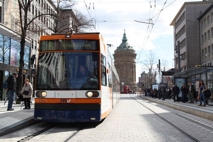 Linie 6 vor dem Mannheimer Wasserturm