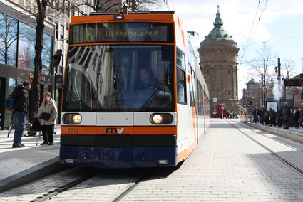 Linie 6 vor dem Mannheimer Wasserturm