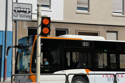 Gelbblinker und rnv-Bus an der Haltestelle Tattersall in Mannheim