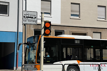 Gelbblinker und rnv-Bus an der Haltestelle Tattersall in Mannheim