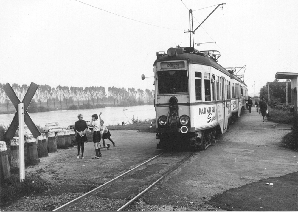 Archivbild: OEG-Ganzzug auf der mittlerweile stillgelegten Strecke an der Neckarhäuser Fähre