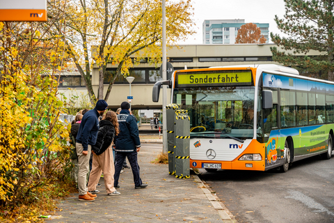 Ein Bus der rnv-Busschule fährt an eine Schulbushaltestelle heran, um zu demonstrieren, wie wichtig es ist, Abstand zum Bordstein zu halten.